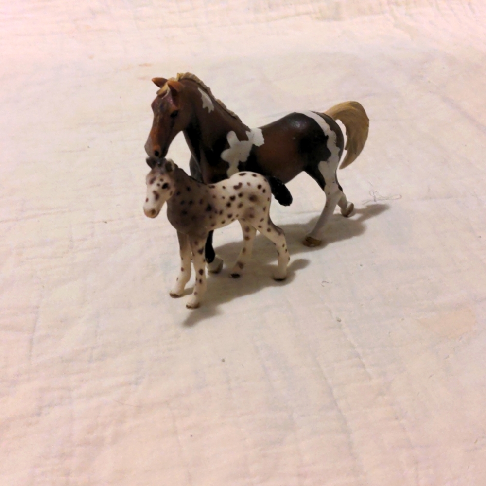 RETIRED PAINT STALLION AND RETIRED APPALOOSA FILLY (Schleich)